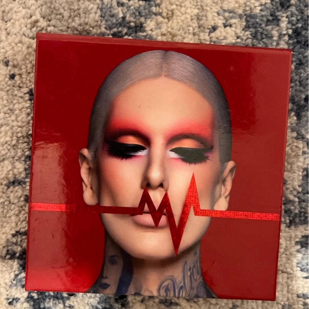 Jeffree star eyeshadow pallet.